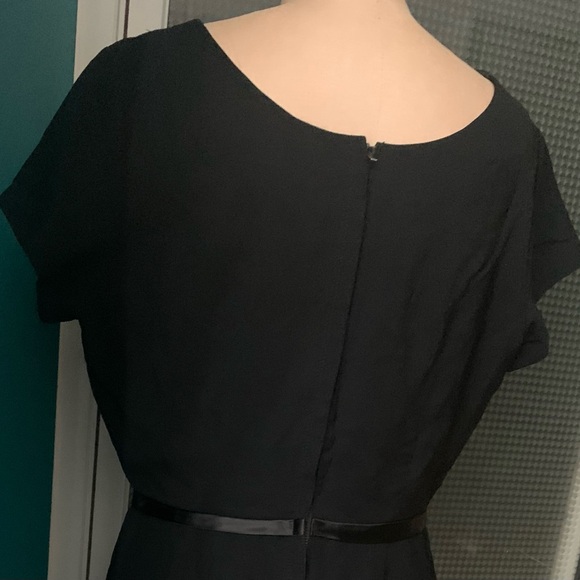 Vintage 60s Black Cocktail Dress With Beautiful Neck Detail. - Picture 3 of 13
